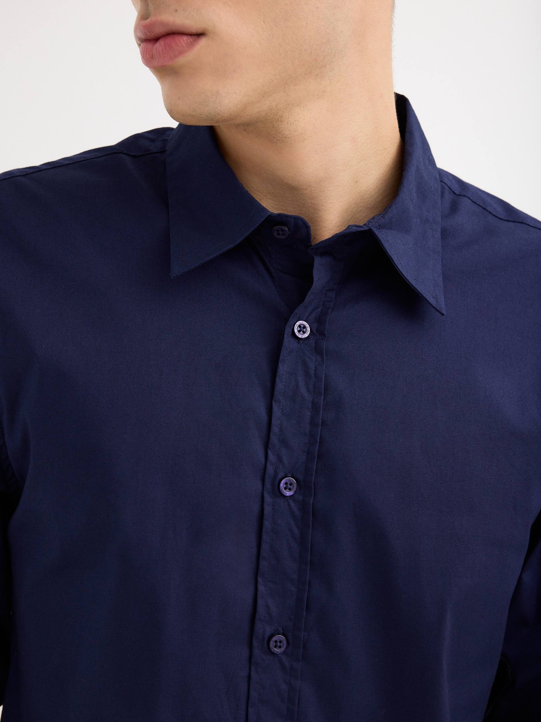 Basic long sleeve shirt blue middle front view