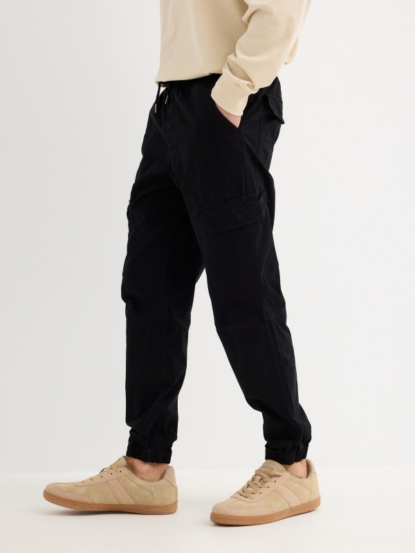 Pantalón jogger deportivo negro gris vista detalle