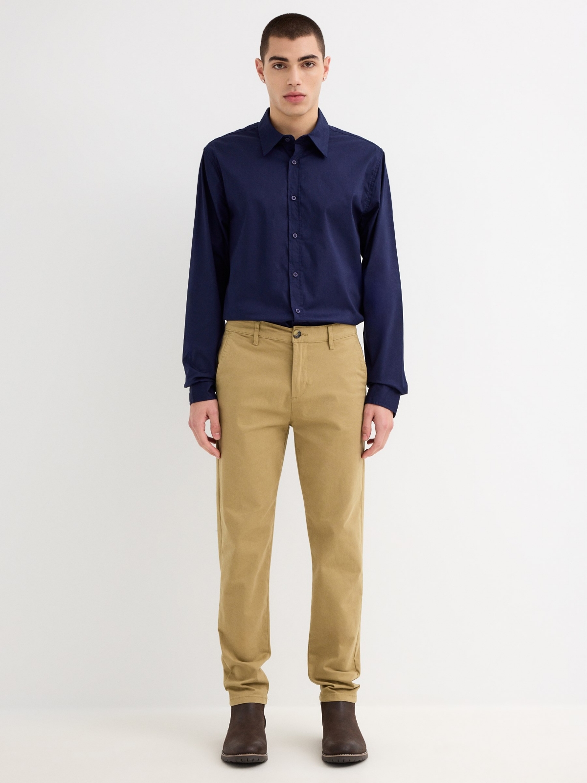 Pantalón chino gabardina beige vista general frontal