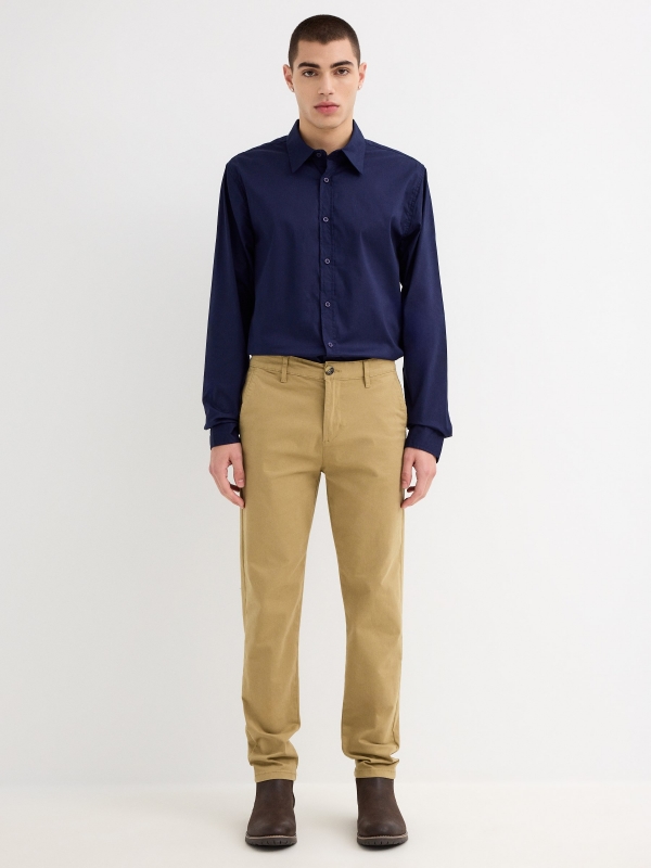 Pantalón chino gabardina beige vista general frontal