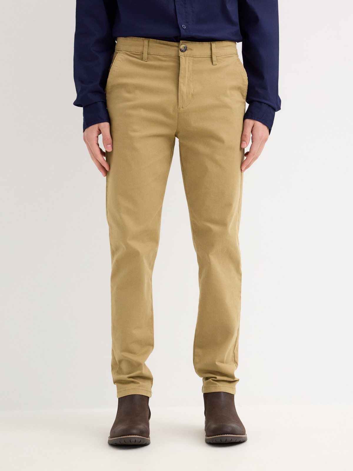 Pantalón chino gabardina beige vista media frontal