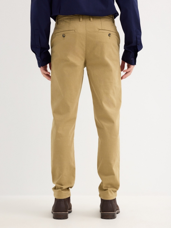 Pantalón chino gabardina beige vista media trasera