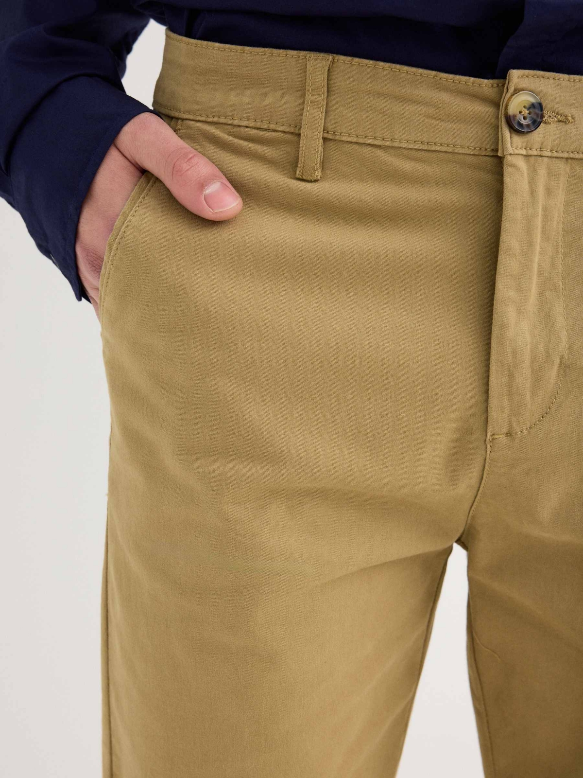 Pantalón chino gabardina beige vista detalle