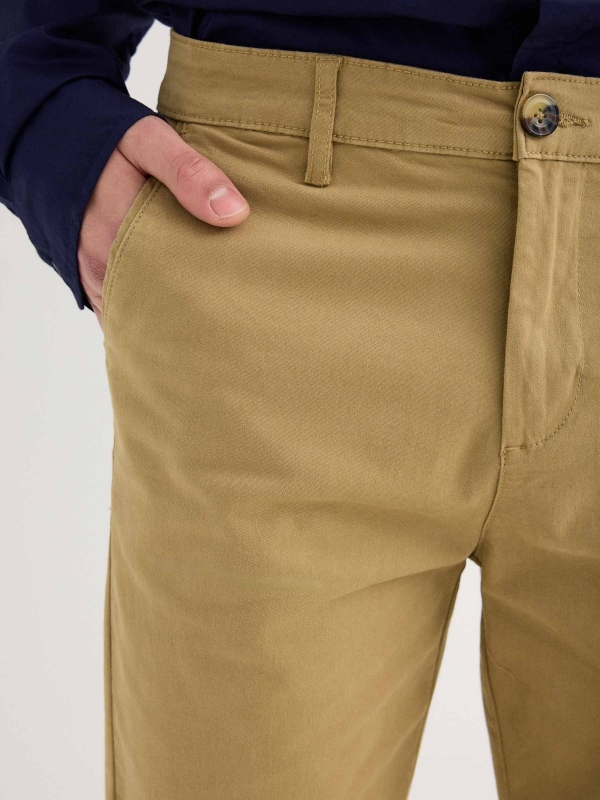 Pantalón chino gabardina beige vista detalle