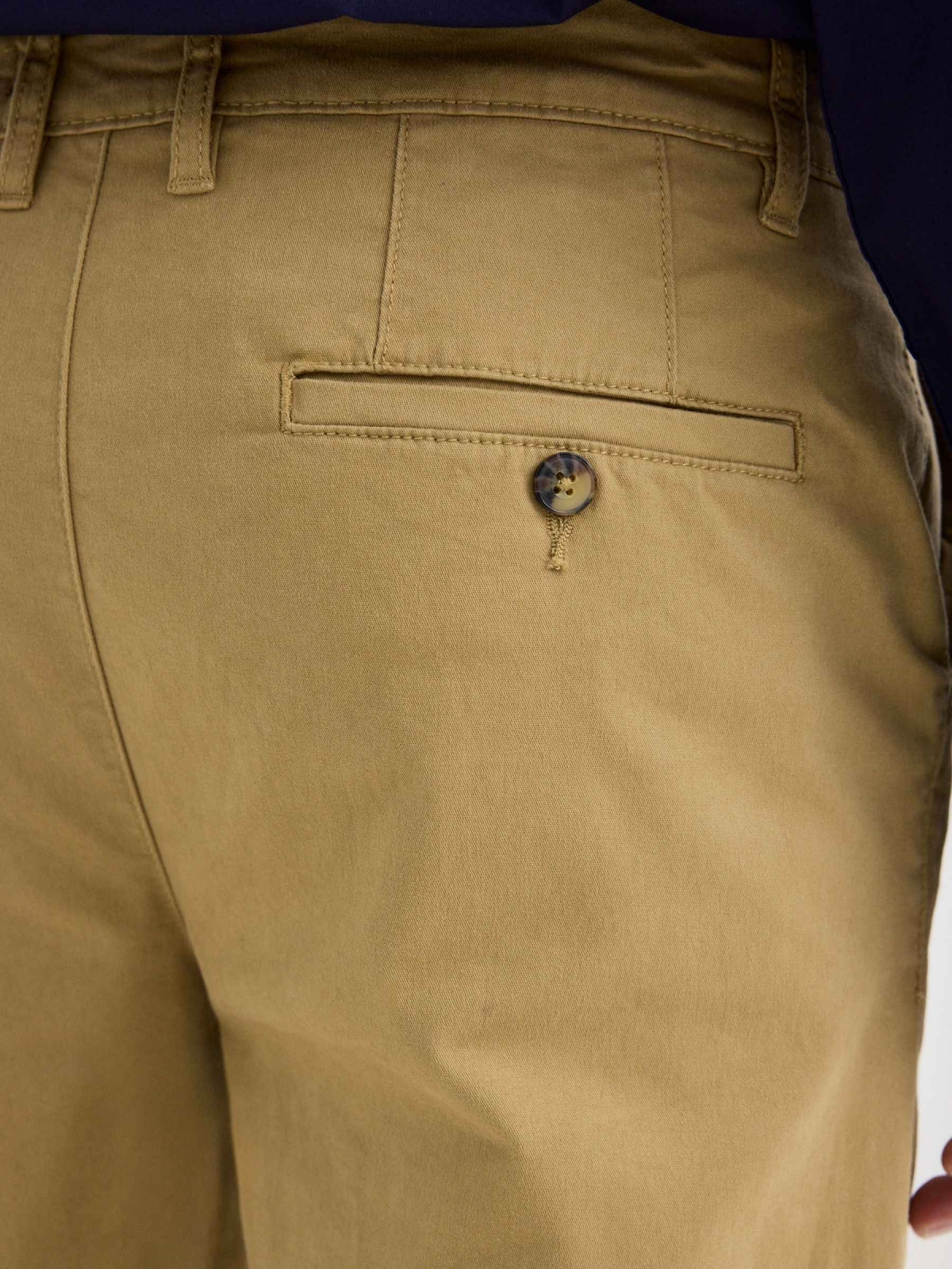 Pantalón chino gabardina beige vista detalle