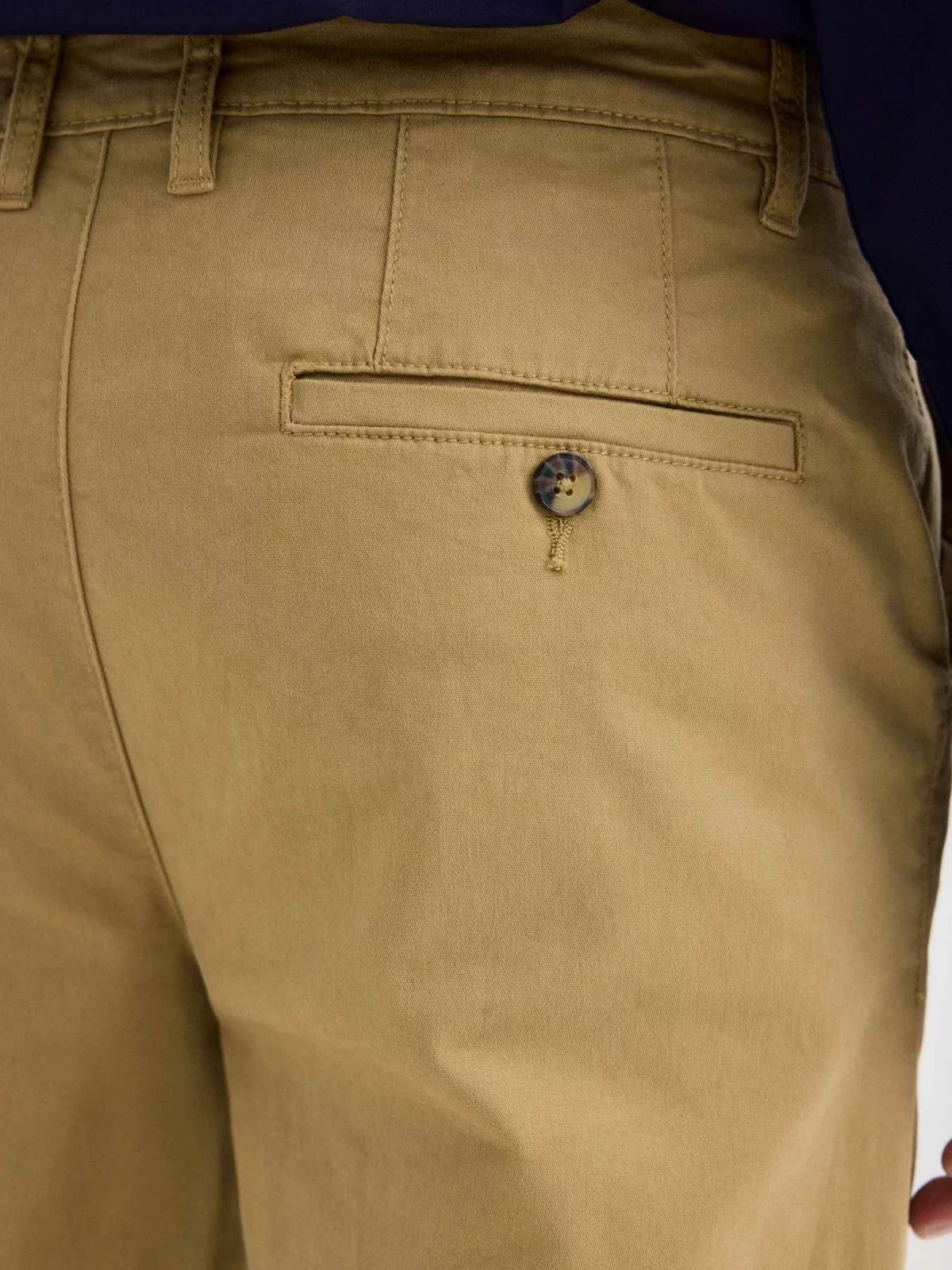Pantalón chino gabardina beige vista detalle