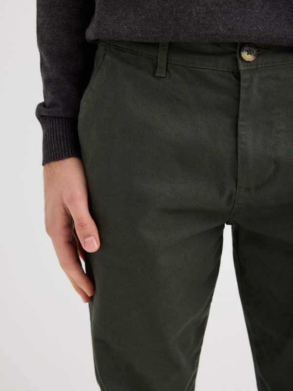 Calças de gabardina chino verde vista detalhe