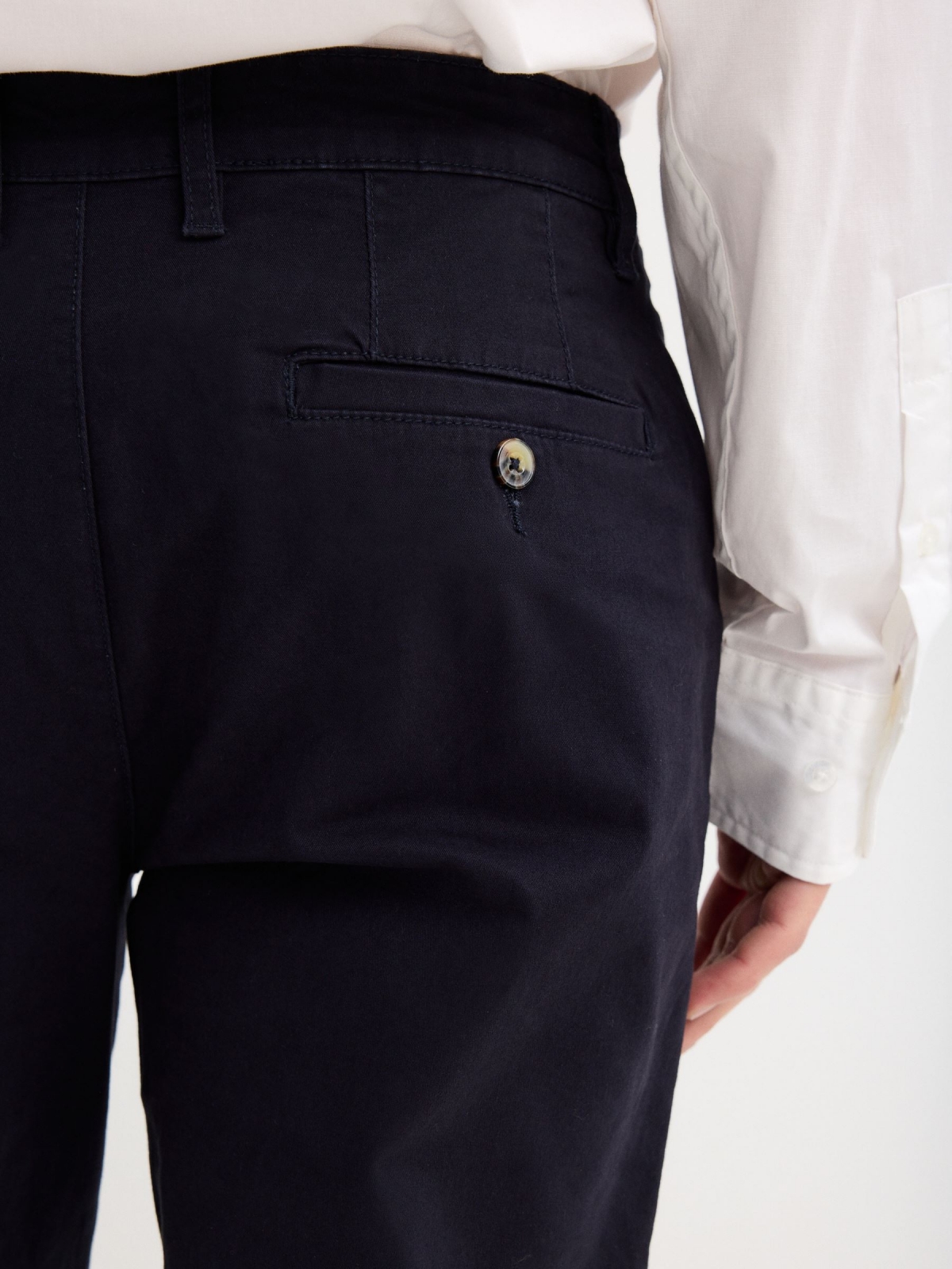 Pantalón chino gabardina azul vista detalle