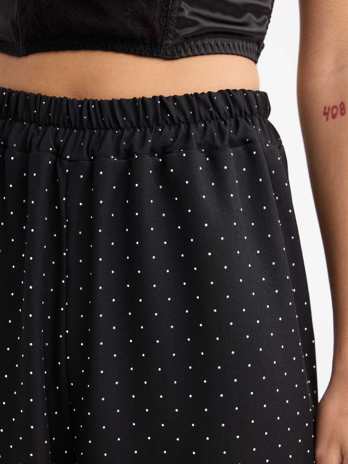 Pantalón fluido con brillos negro vista detalle