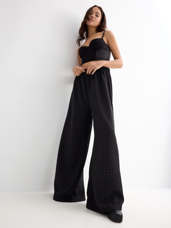 Pantalón fluido con brillos negro vista detalle