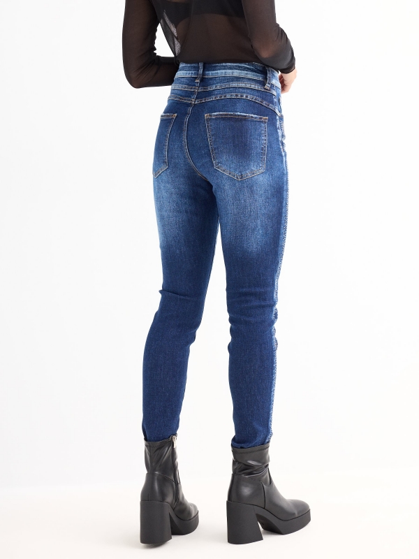 Jean skinny com brilho azul escuro vista meia traseira