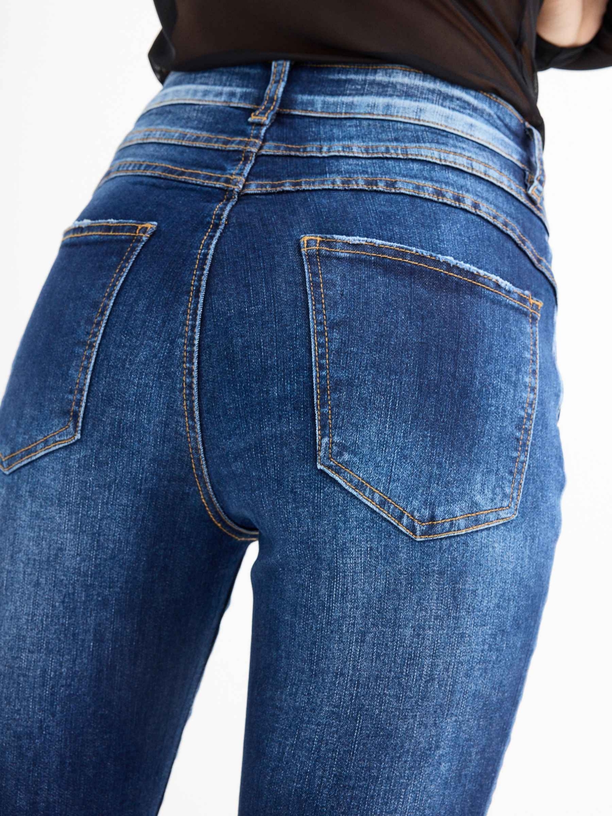 Jean skinny com brilho azul escuro vista detalhe