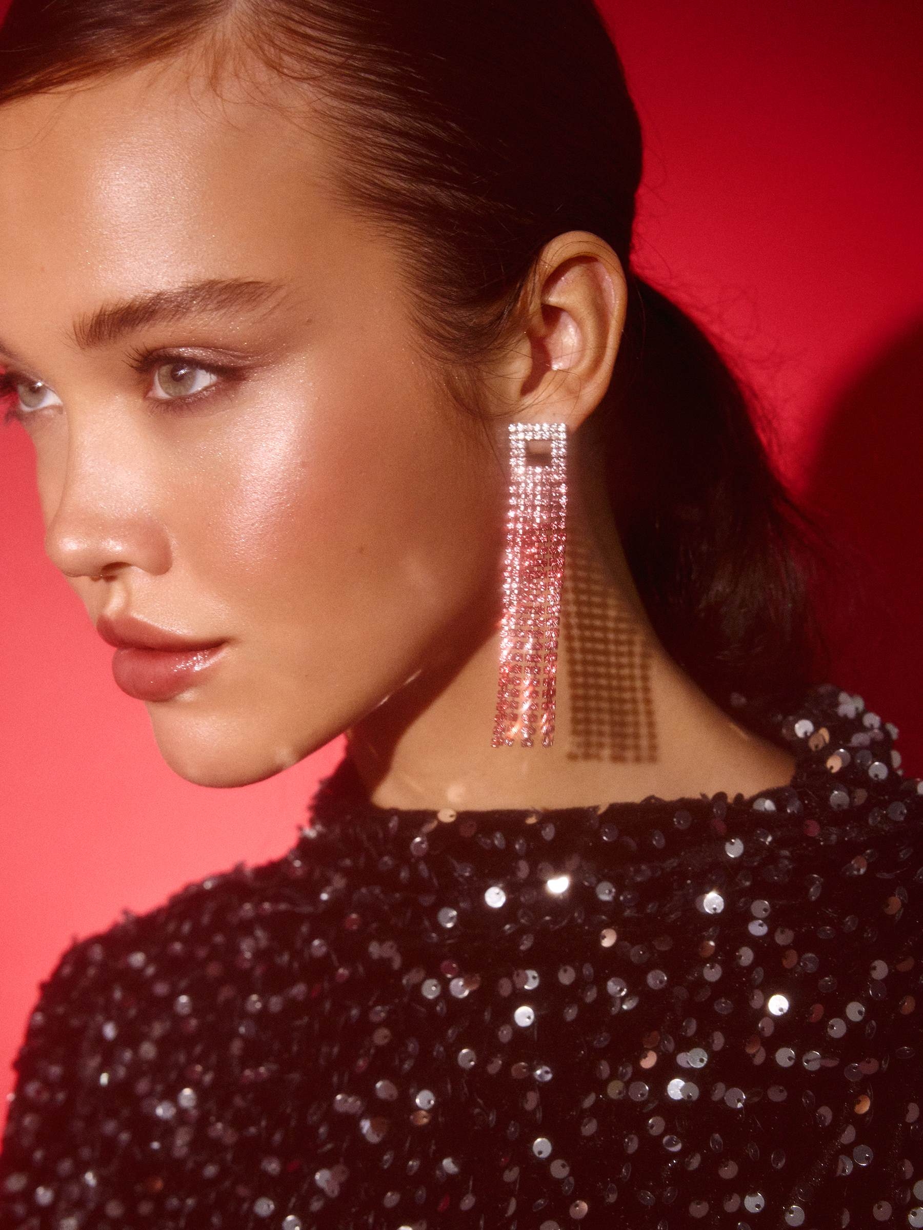 Long dangling earrings with shine nude pink
