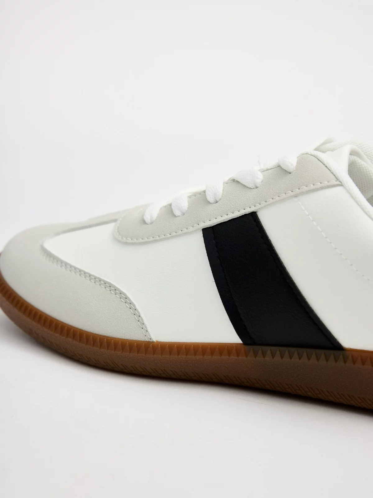 White retro low-top sneakers white detail view