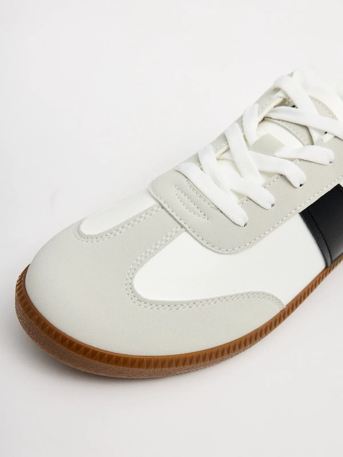 White retro low-top sneakers white detail view