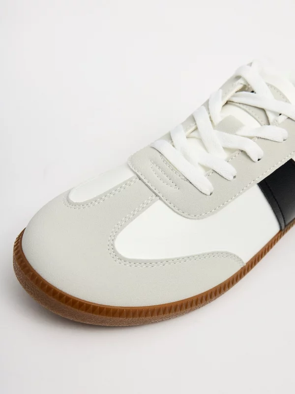 White retro low-top sneakers white detail view