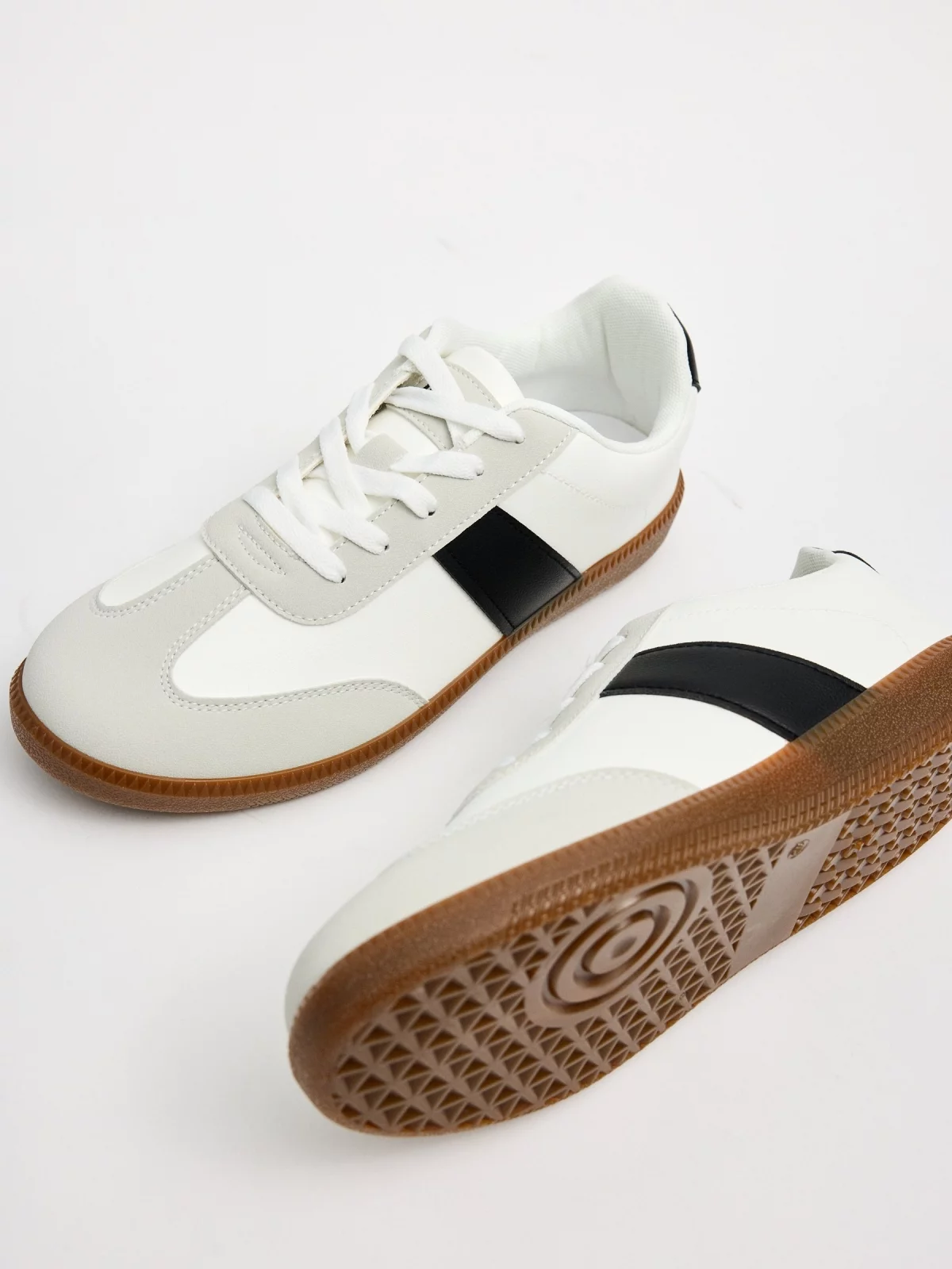 White retro low-top sneakers white detail view