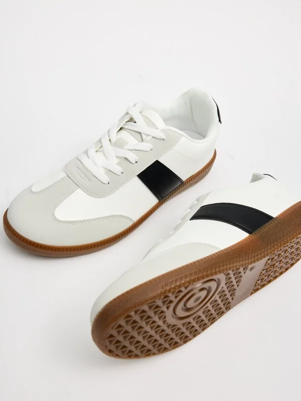 White retro low-top sneakers white detail view