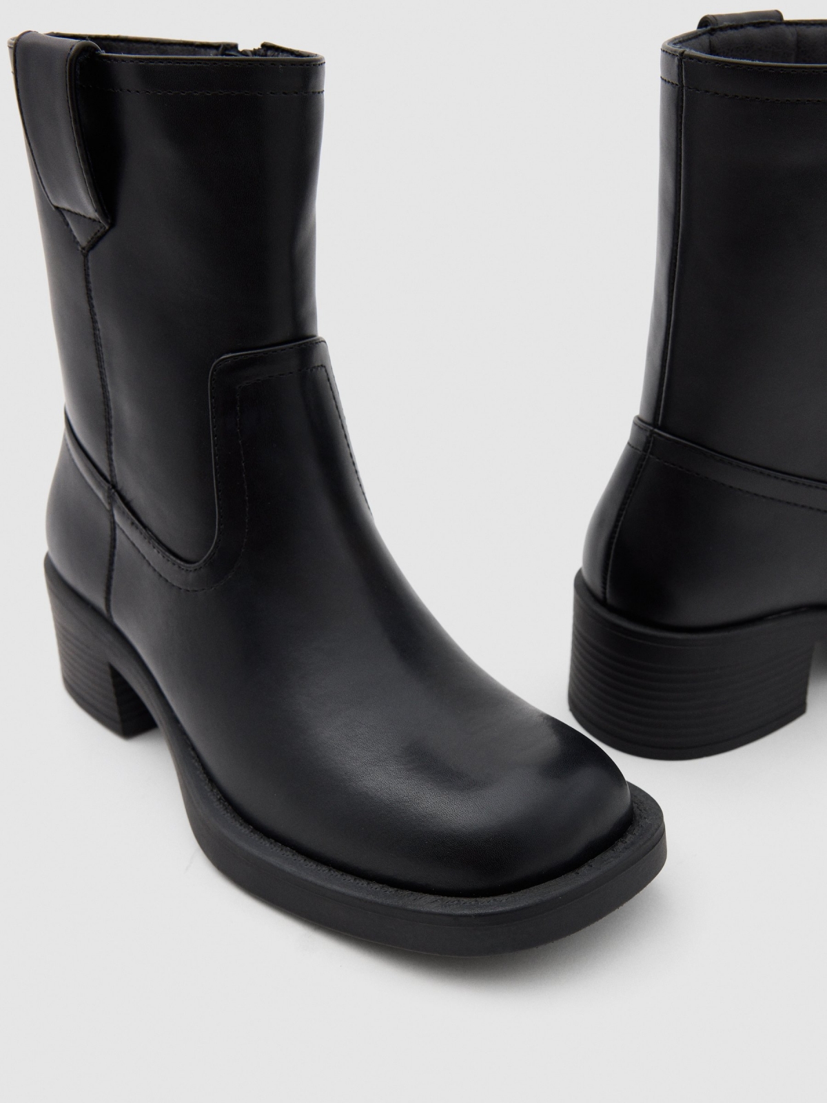 Botas básicas de couro sintético preto vista detalhe