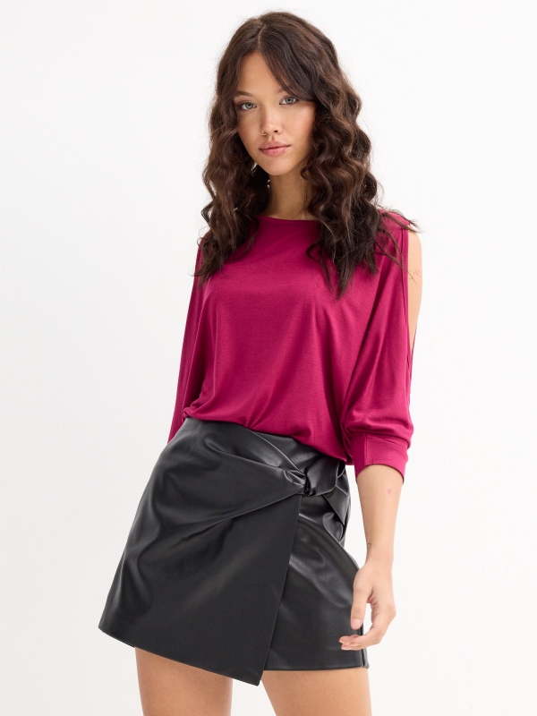 T-shirt fluida com mangas abertas granada vista meia frontal