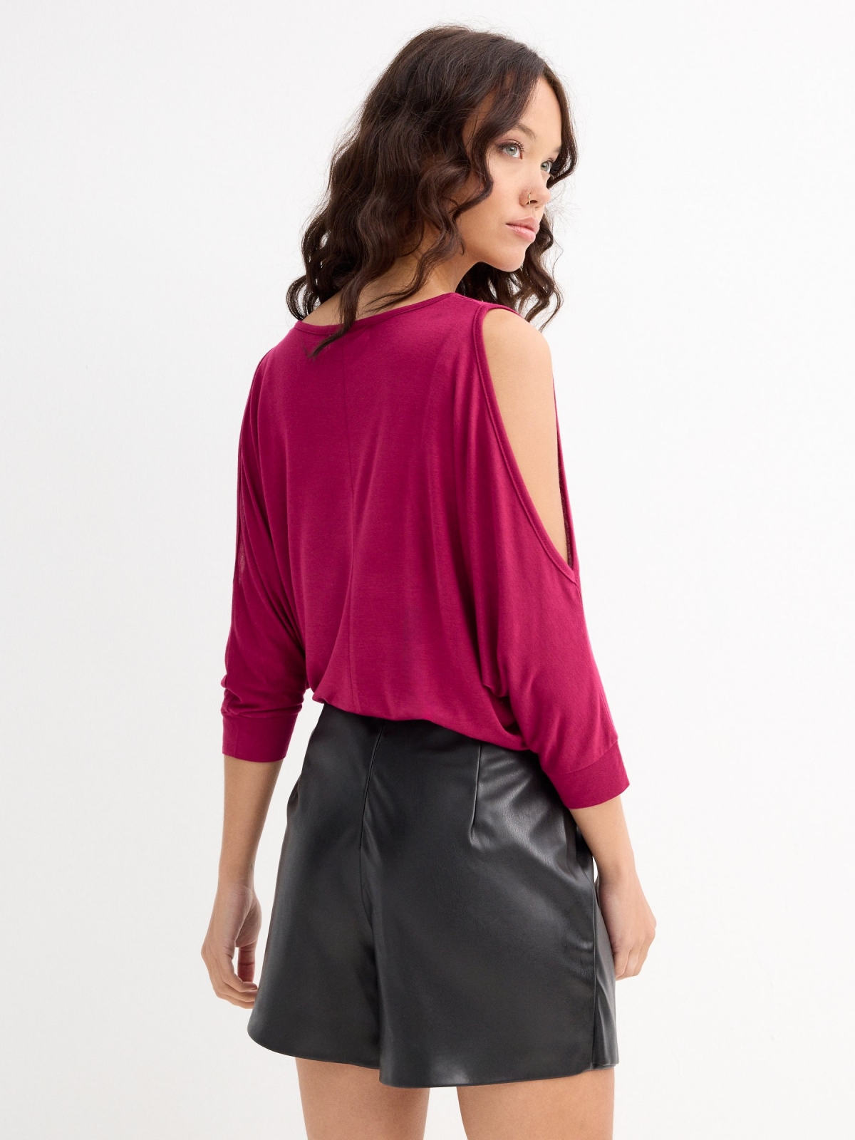 Fluid T-shirt with open sleeves garnet middle back view