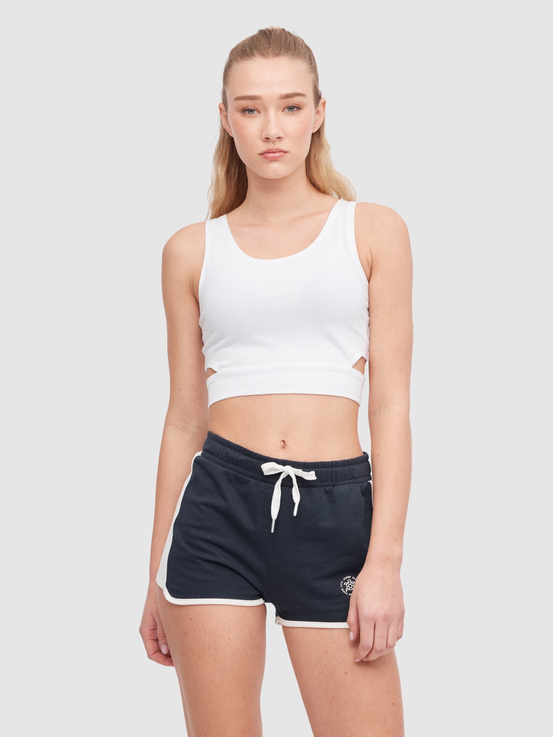 Top com aberturas branco vista meia frontal