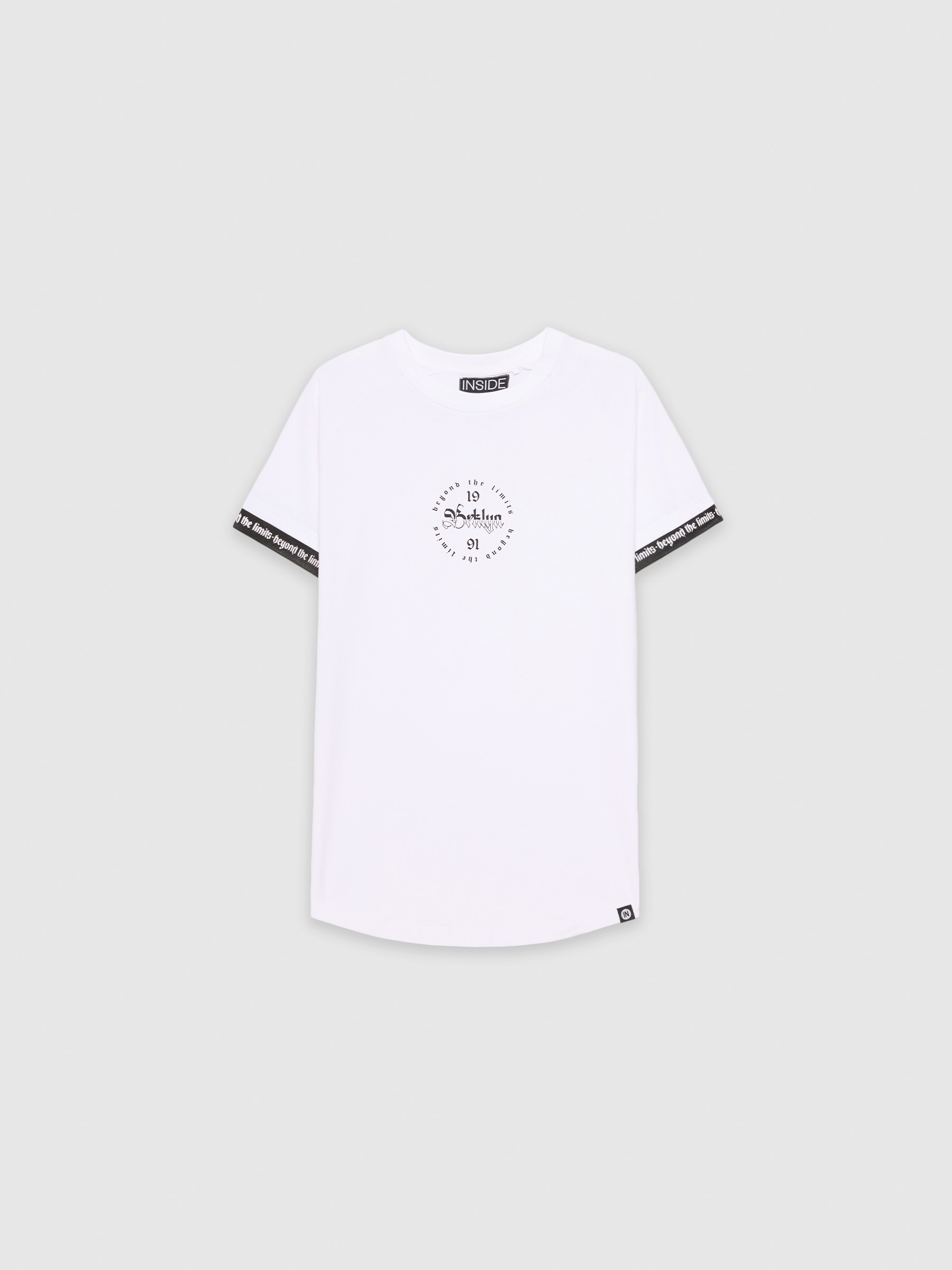 T-shirt raglan com pormenor de texto branco vista meia frontal