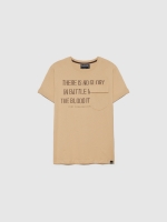 %Pto% Camiseta texto con bolsillo arena vista frontal