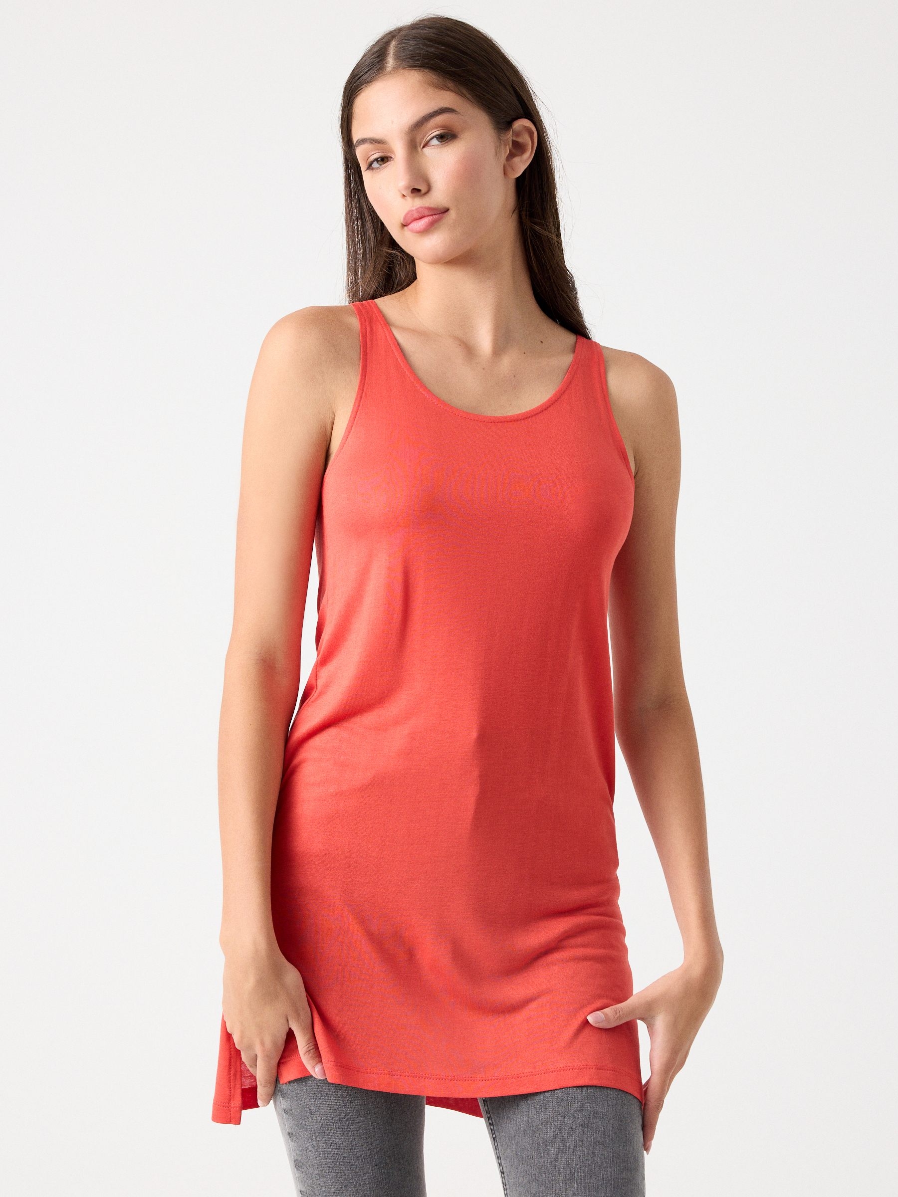 T-shirt longa com fendas laterais coral vista meia frontal