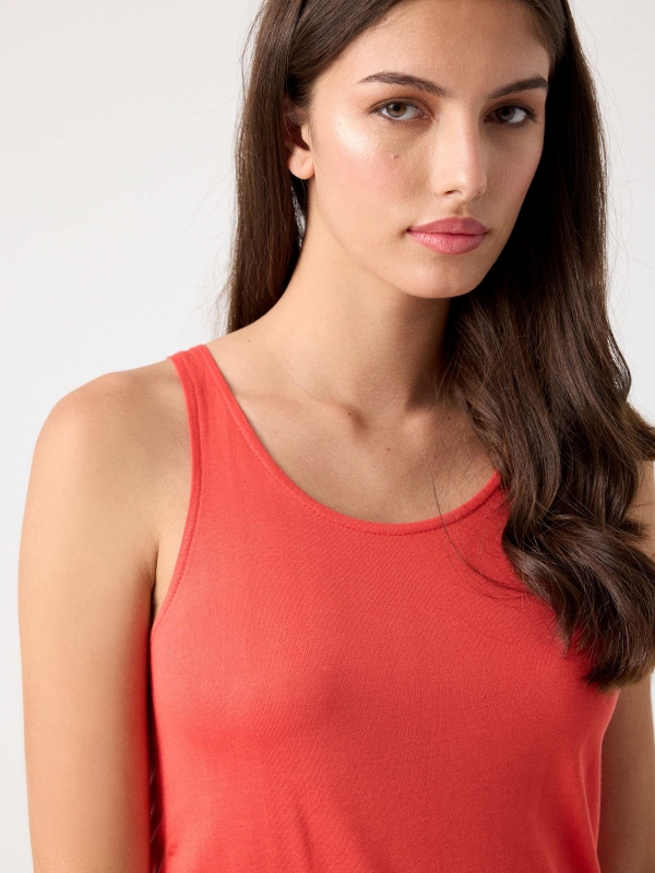 T-shirt longa com fendas laterais coral vista detalhe
