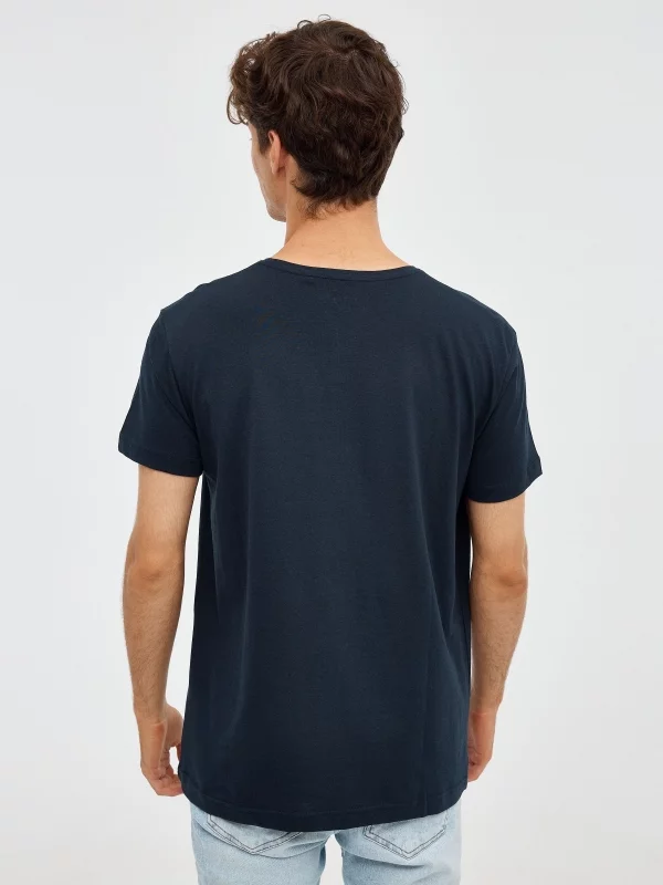 Camiseta básica cuello pico azul vista media trasera