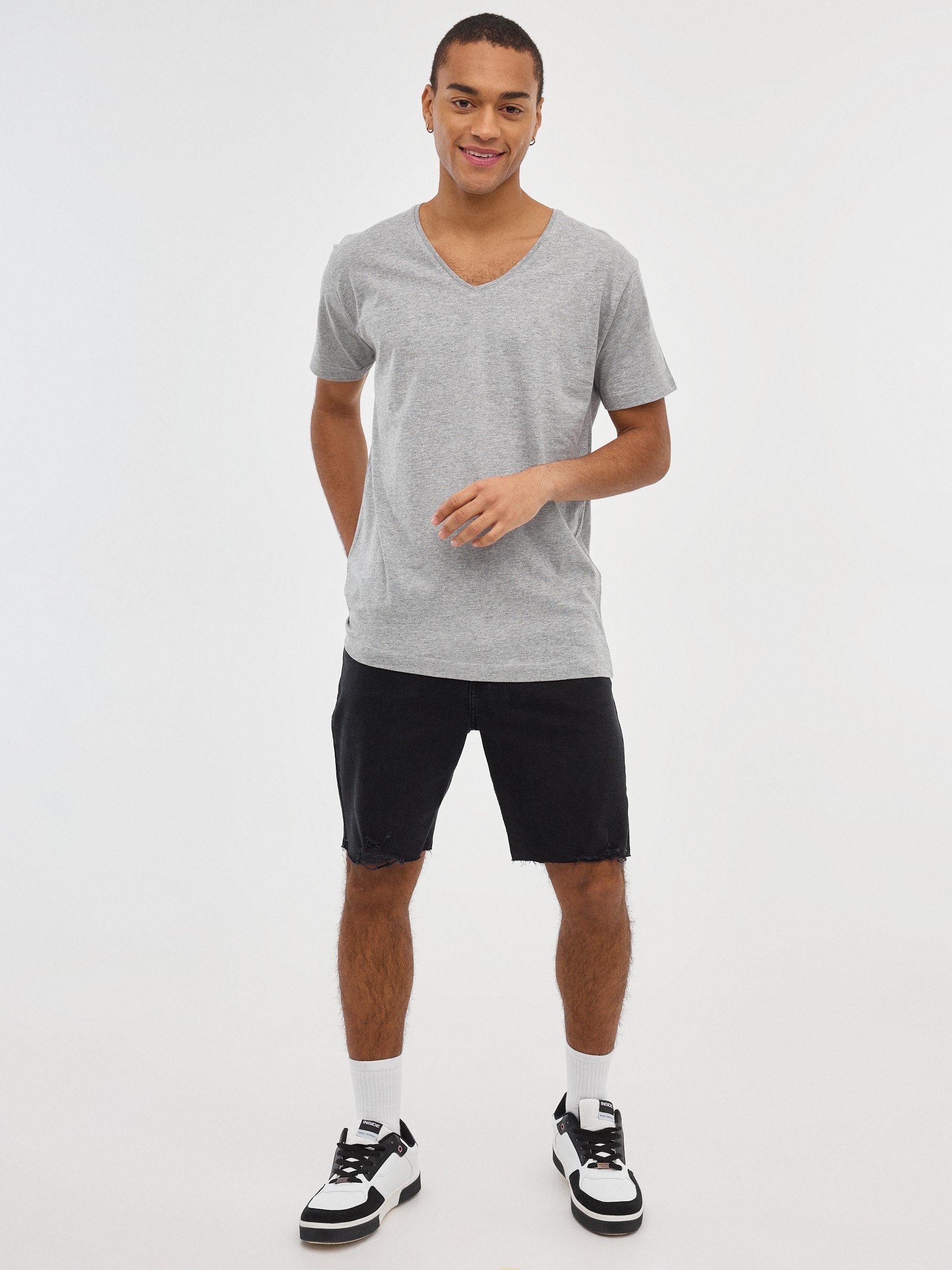Camiseta básica cuello pico gris vista media frontal