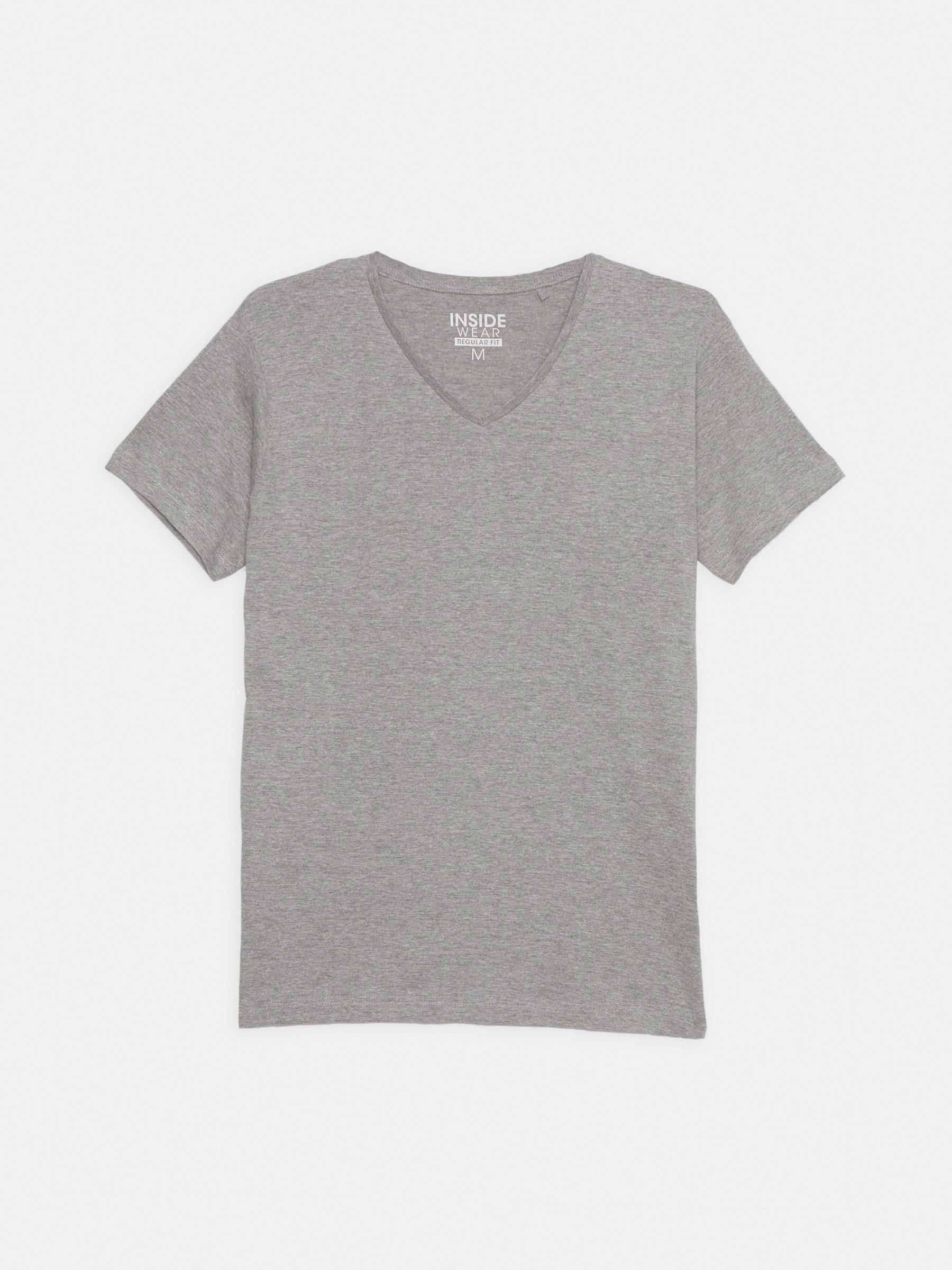 T-shirt básica com decote em V cinza vista meia frontal