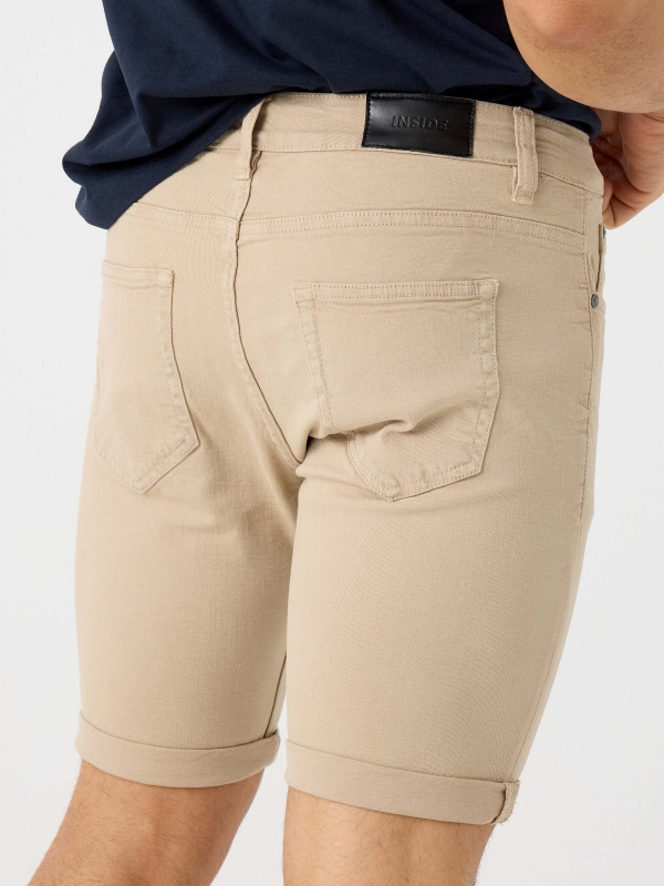 Coloured denim shorts beige detail view