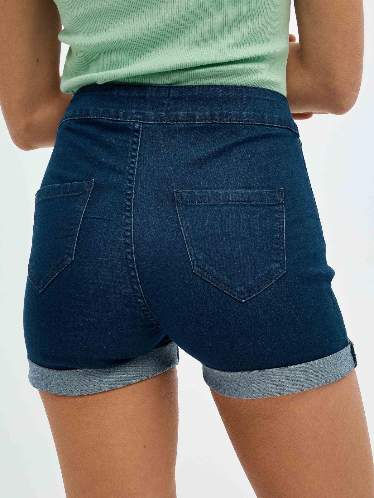 Short denim tiro alto azul vista detalle