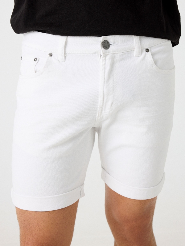 Bermudas cinco bolsos branco vista detalhe