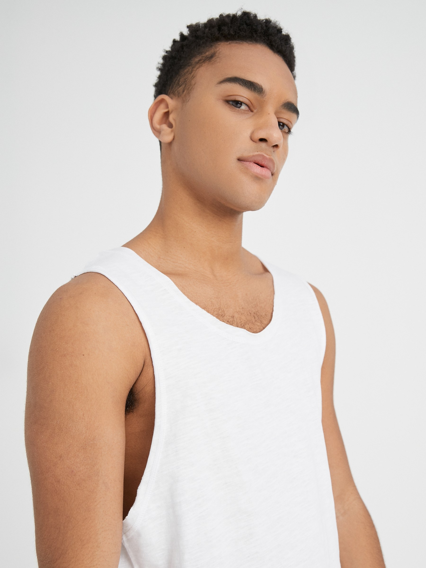 Camiseta básica de tirantes blanco vista media frontal