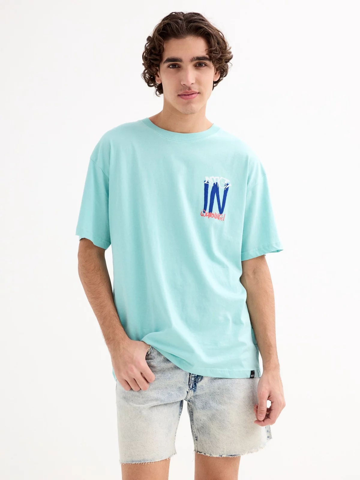 Bermuda denim bajo deshilachado azul claro vista media frontal