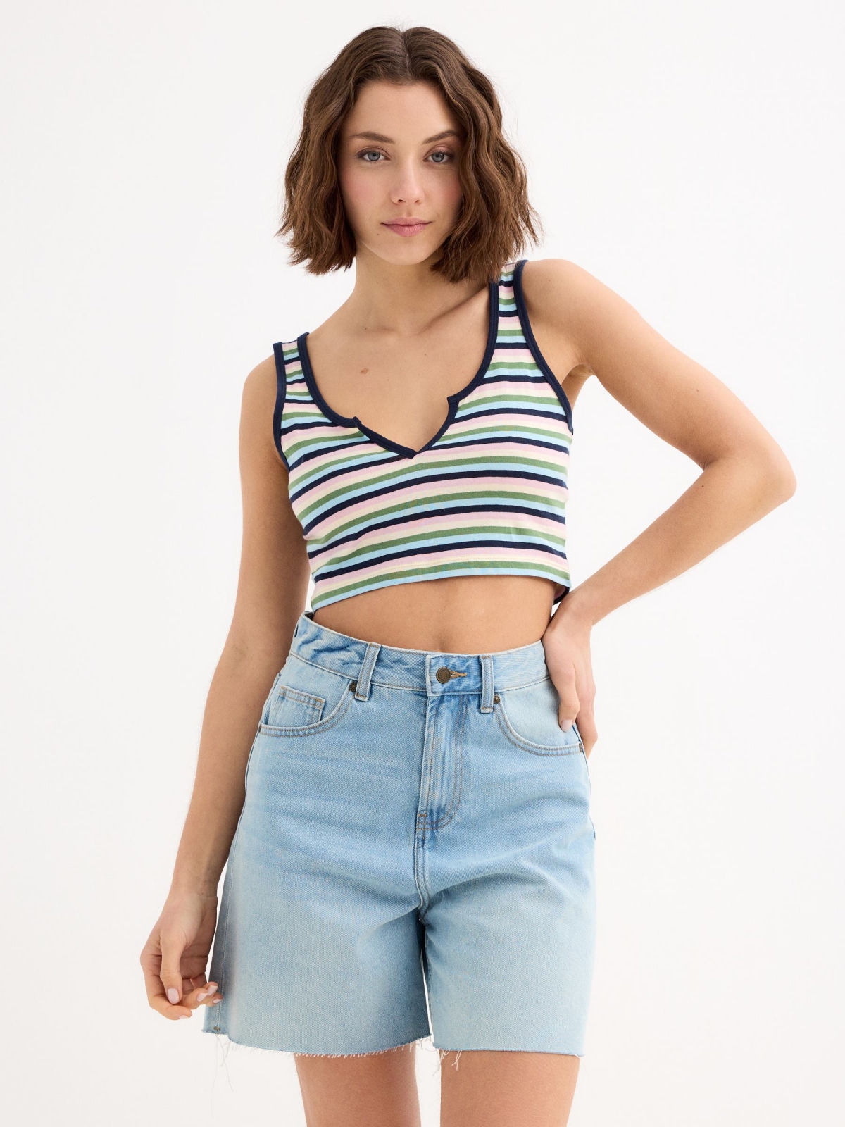 Crop Top de rayas verde oliva vista media frontal