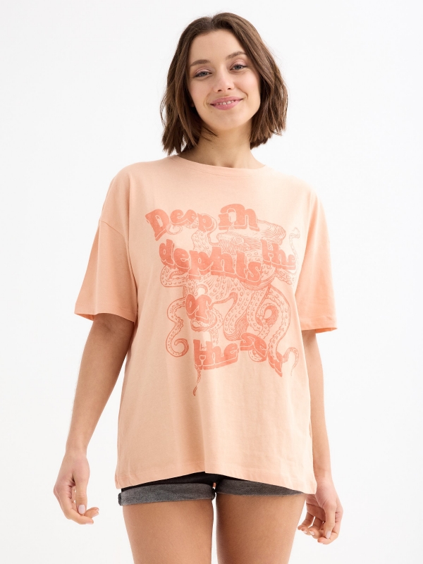 Camiseta oversized estampada melocotón vista media frontal