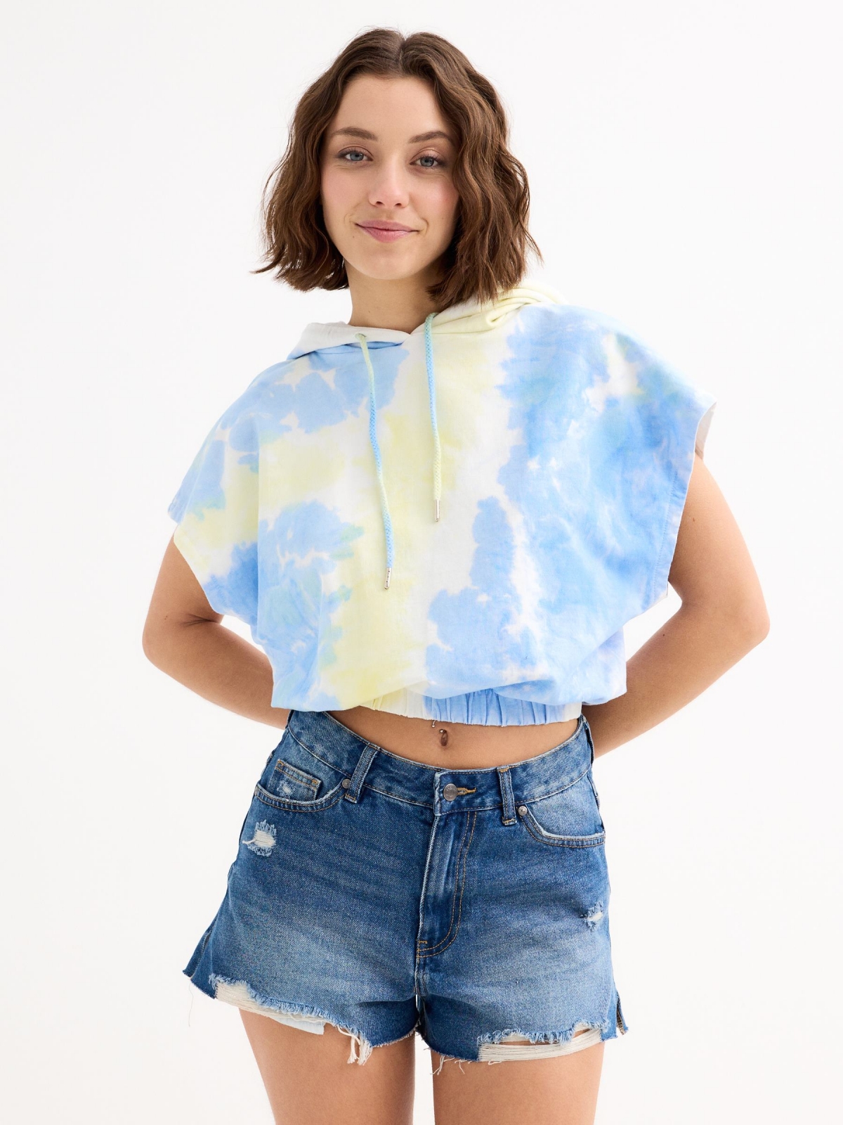 Camisola com capuz de tie&dye azul/branco vista meia frontal