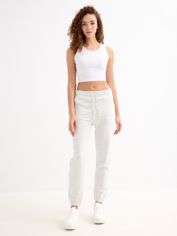Calça jogger básico cinza melange vista geral frontal
