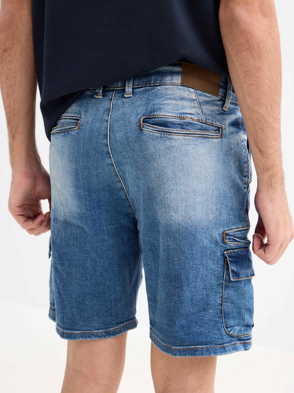 Short denim cargo efeito desgastado azul vista detalhe traseira