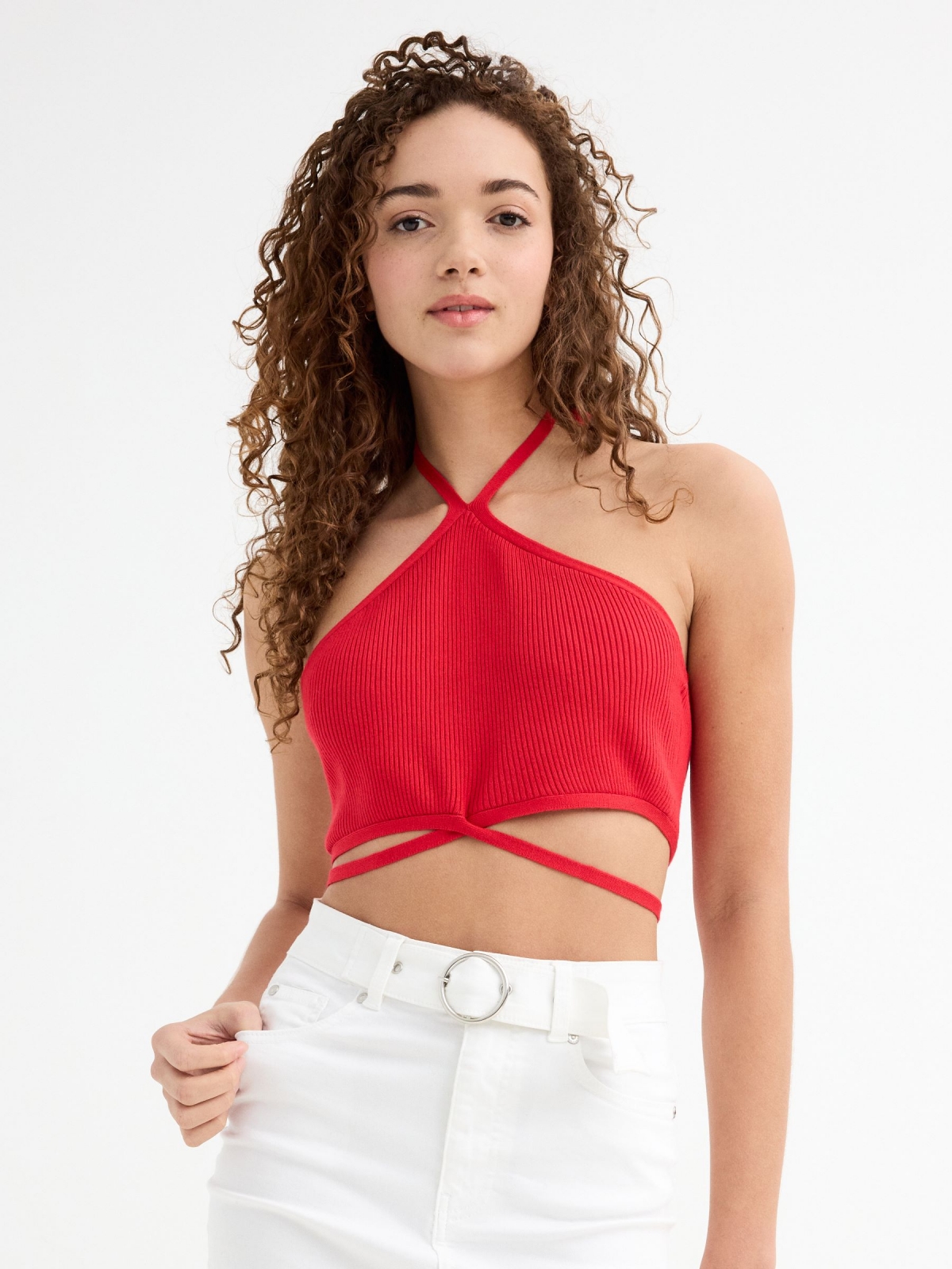 Top halter con tiras rojo vista media frontal