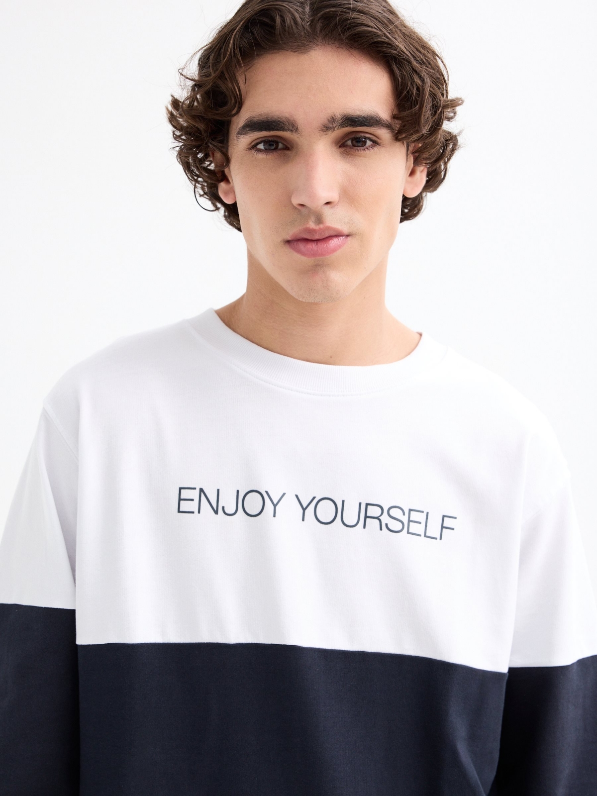 Sudadera Enjoy Yourself azul marino vista detalle