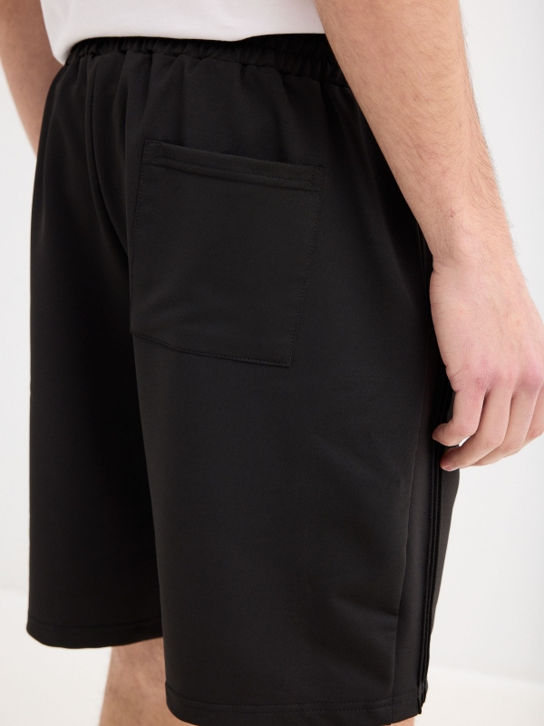 Bermuda jogger negra negro vista detalle trasero