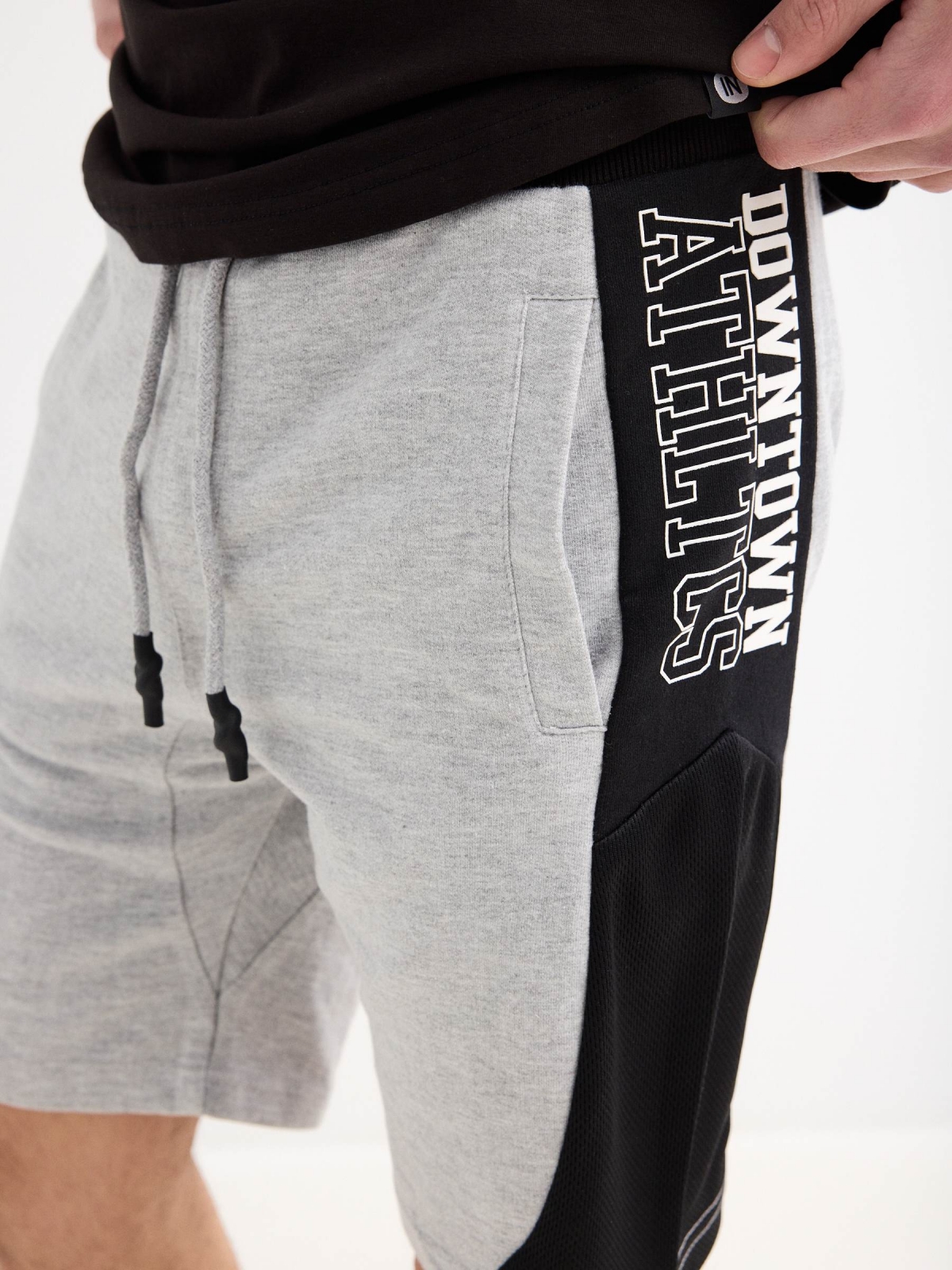 Bermuda jogger con banda lateral gris vista detalle frontal