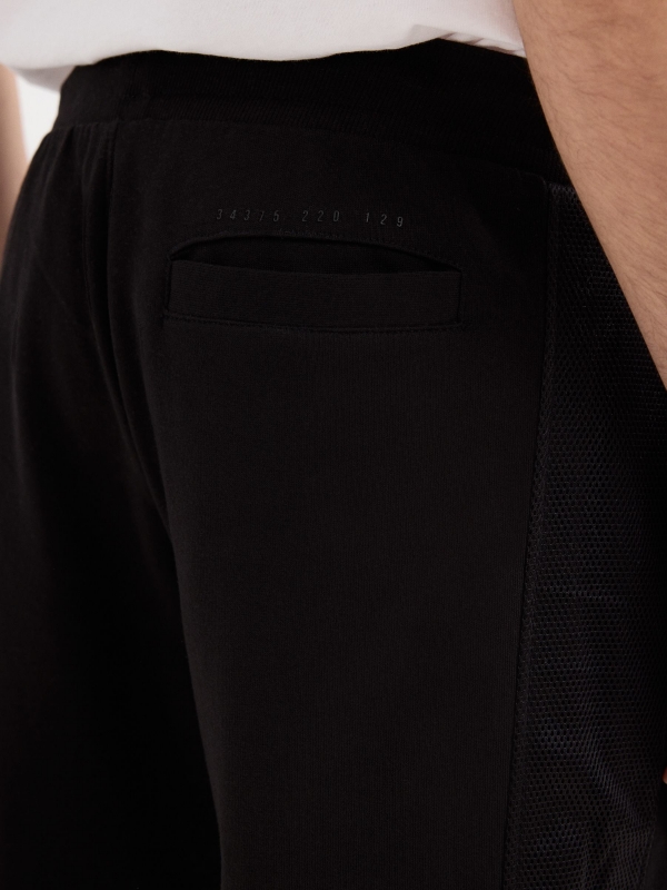 Calções de jogger desportivo preto vista detalhe traseira