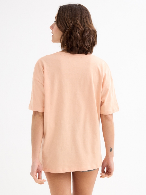 Camiseta oversized estampada melocotón vista media trasera