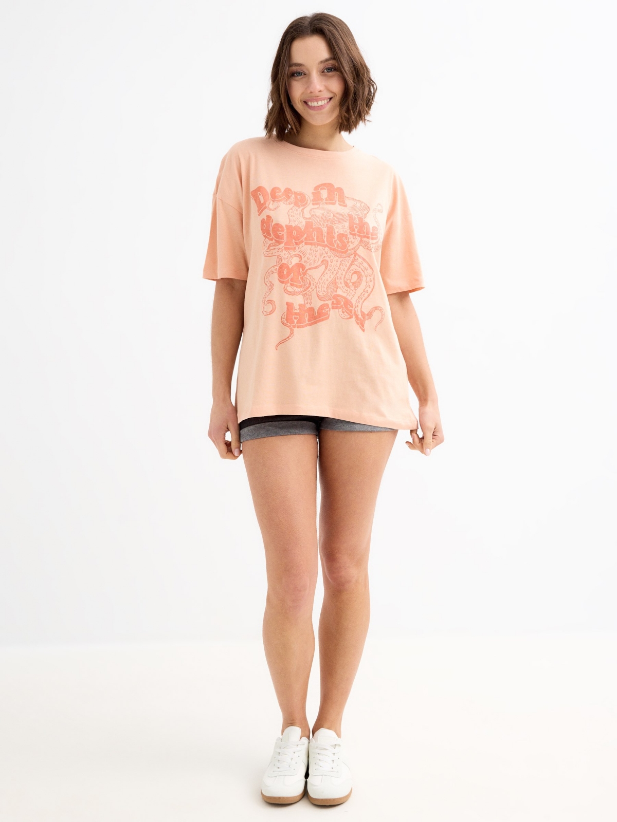Camiseta oversized estampada melocotón vista general frontal